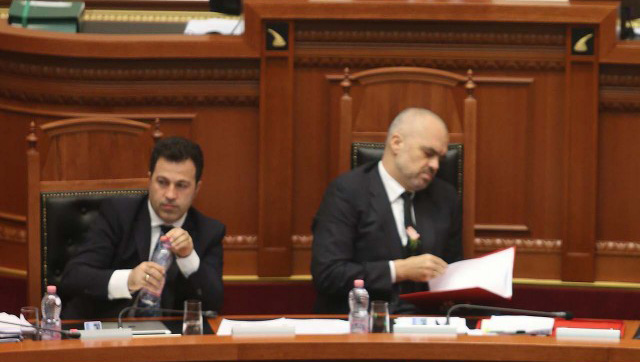 VIDEO/ Edi Rama dhe Niko Peleshi ende të zemëruar, nuk i flasin njëri-tjetrit