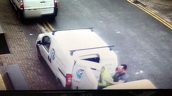 VIDEO/ Hajduti kapet në flagrancë duke vjedhur