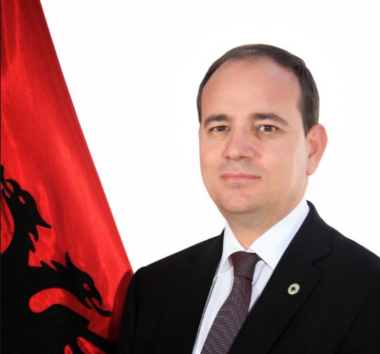 Presidenti Nishani uron besimtarët për Fiter Bajramin: Kjo ditë e shenjtë na shërben për të larguar urrejtjen e ndasitë