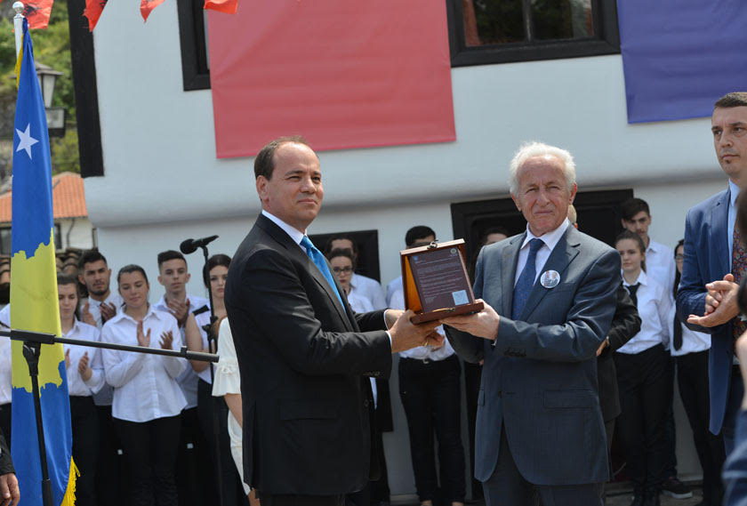 FOTO/ Kreut të Shtetit shqiptar i jepet titulli “Qytetar Nderi” i Prizrenit