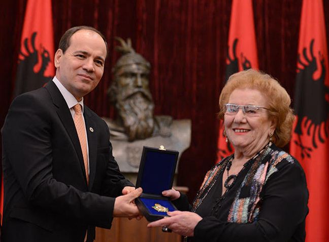 EMRAT/Presidenti Nishani, dekoratën “Gjergj Kastrioti Skënderbeu” për aktorë të mëdhenj të skenës shqiptare