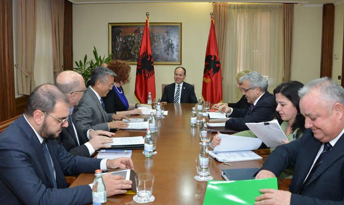 Bujar Nishani, përgjigje me takt pyetjeve të Lu dhe Vlahutin për ONM