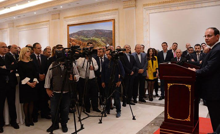 Presidenti Nishani takohet me politikanë të  Kosovës dhe dekoron Shaban Polluzhën e Mehmet Gradicën