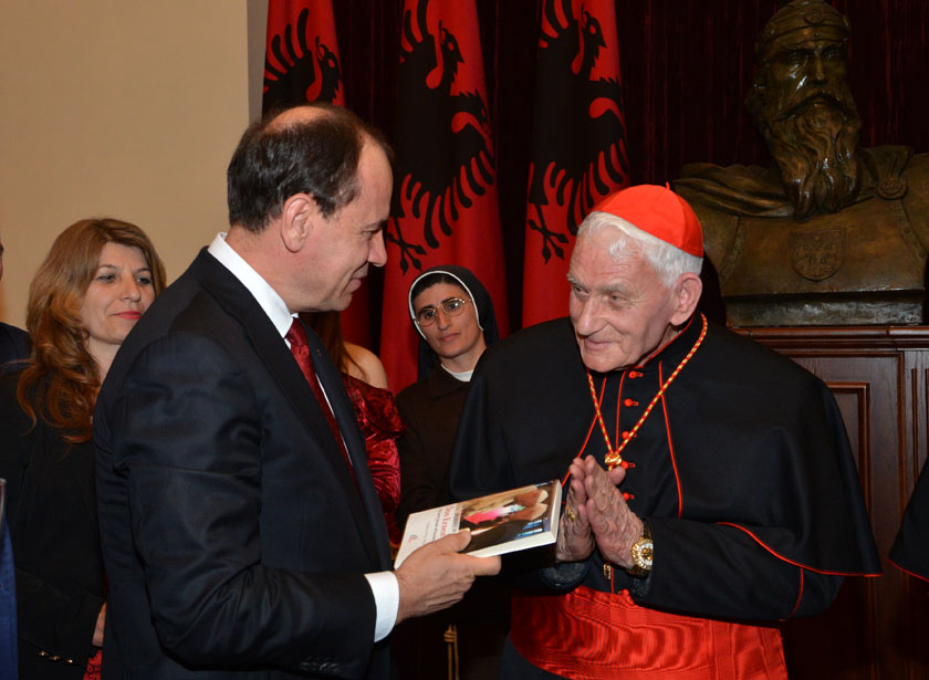 GJERGJ META/Historia 180 gradë në dekorimet e Presidentit