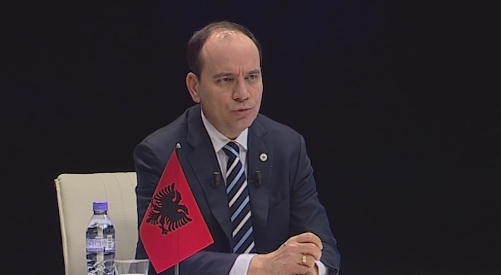 Nishani rrëfehet për ’97-ën: Si më nxorën me dhunë nga hoteli bashkë me djalin!