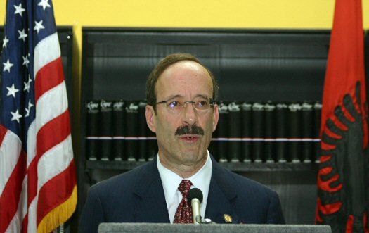 Nga do e ndjeke ndeshjen Eliot Engell me disa kongresistë? Në Nju Jork, ekran i madh në Brayant Park