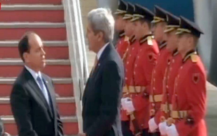 VIZITA/ John Kerry mbërrin në Shqipëri