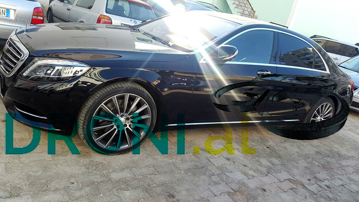 FOTO/ Noizy “çan” postbllokun e Policisë