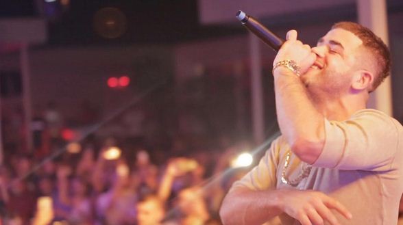 VIDEO/ Çmenduria e radhës nga Noizy; hedh dollarë në mes të pub-it për fansat në Tiranë