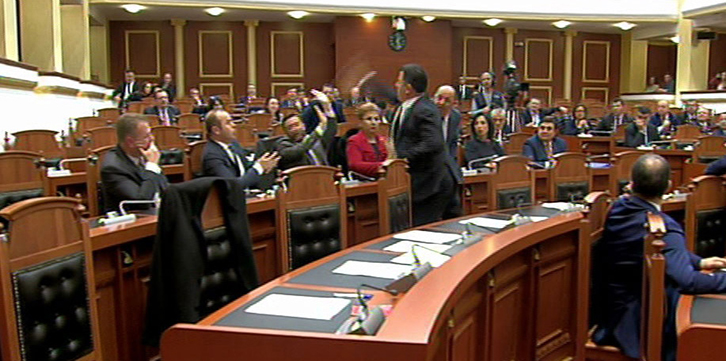 VIDEO/ Sherri Braçe – Noka, plas ironia në rrjet: Mos i prekni vajzat, burri vritet me burrë, jo me grua!