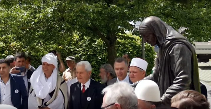 VIDEO/ Shtatorja e Nënë Terezës në Bavari mbledh shqiptarët pa dallim feje, çuditen gjermanët
