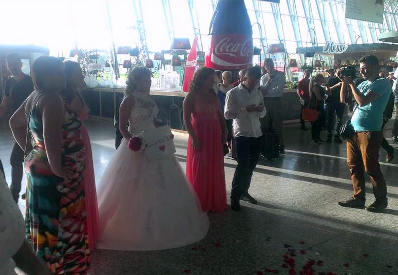 FOTO/ Surprizë! Nusja në Rinas pret të dashurin e zemrës të zbresë nga avioni