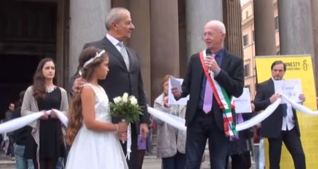 FOTO/ 13 vjeçe e martuar, 14 e divorcuar!