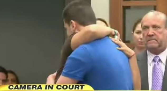 Nëna përqafon vrasësin e vajzës së saj… Arsyeja ti japë të riut një mundësi të dytë