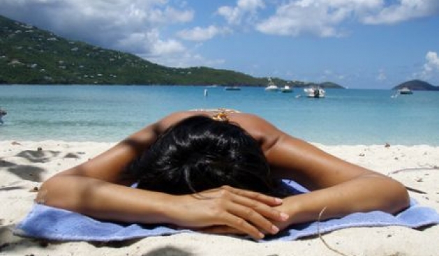 Mësime vere: Si të nxihemi më shpejt pa u djegur?