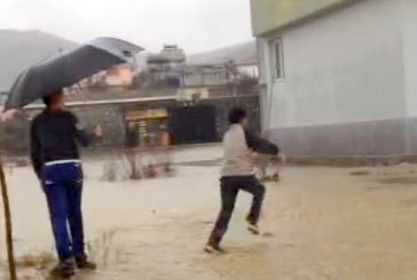 VIDEO 1/ Sakrifica, nxënësit e makinat “çajnë” rrugët me shi në Elbasan