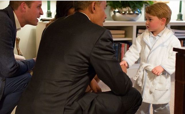 FOTO/Princi 2 vjeçar takon Obamën në pizhama