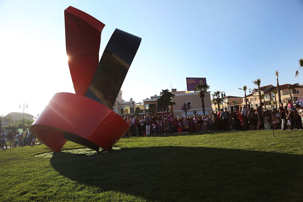 Obelisku i kuq i Kavajës, të kujton çlirimin e qytetit në ’44, jo protestën antikomuniste