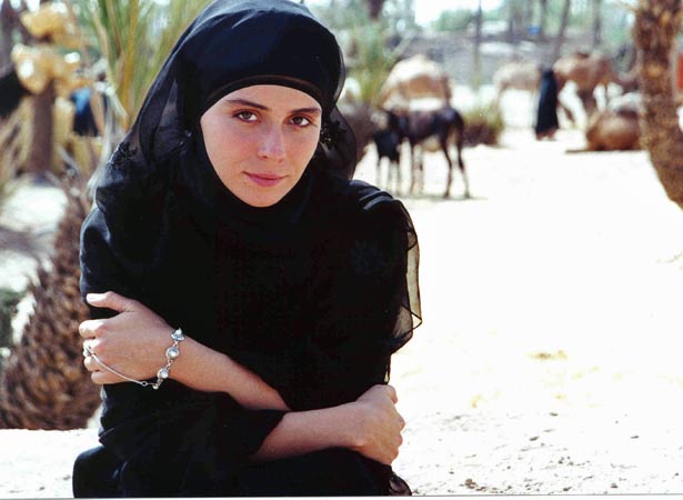 FOTO/ Ju kujtohet Zhadja e mbuluar dhe me shami? Në 2016 është 100%  e zhveshur