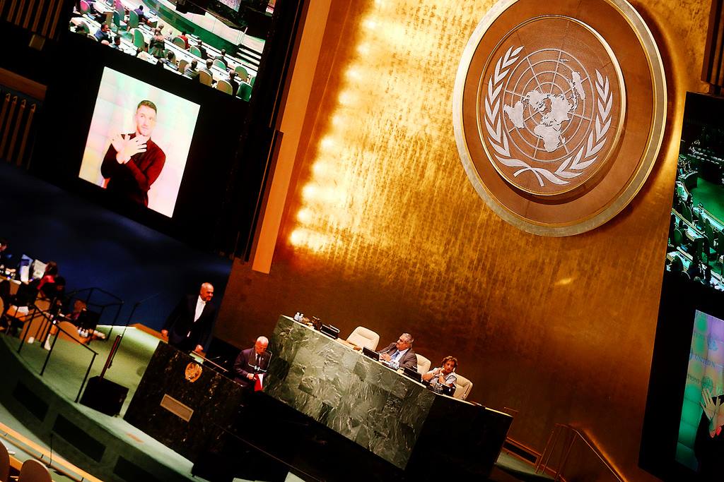 FOTO SURPRIZA/Përkthyesi në OKB, simbolin e shqipes në sallën e Asamblesë së Përgjithshme