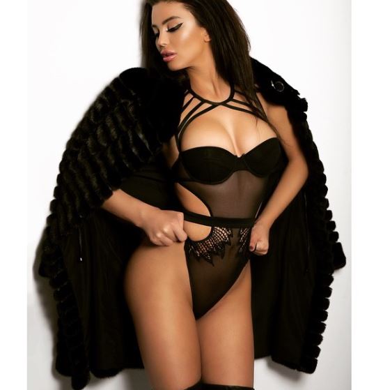 FOTO/ Vildane nuk e ndjen të ftohtin, shfaqet hot edhe në këto temperatura