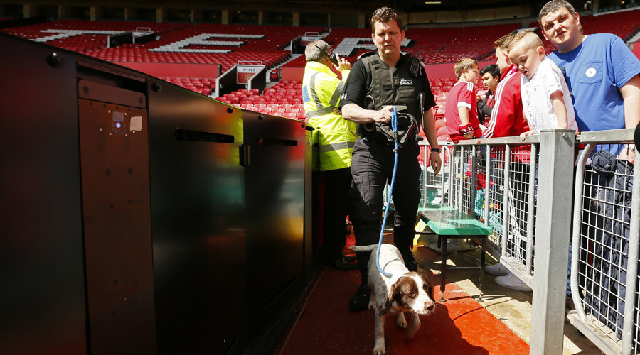 Angli/20 mijë tifozë lanë stadiumin, vërshojnë qentë