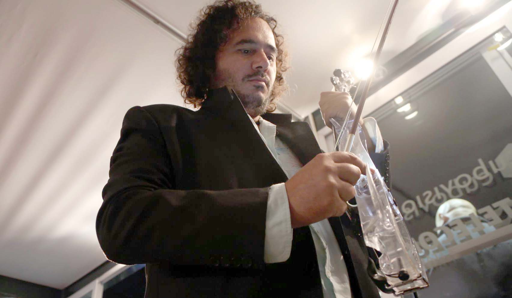 Violinisti Olen Cesari performon sot me bandën e tij multietnike, te Pallati i Kongreseve