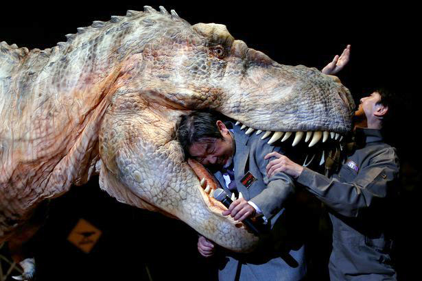 VIDEO/ Kompania japoneze “ringjall” dinozaurët, përbindëshi sulmon drejtorin