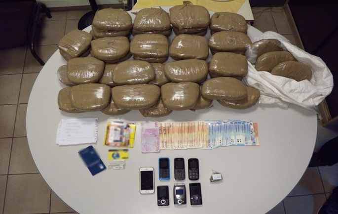 Operacion antidrogë në Selanik, arrestohen 2 shqiptarë, u sekuestohen kanabis dhe euro