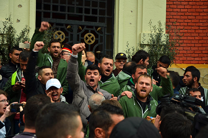 Banorët e Zharrëzës “ju vënë drurin” aktivistëve të Organizatës Politike nga protesta