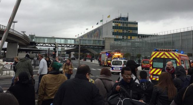 Paris, policia vret një person në aeroportin Orly