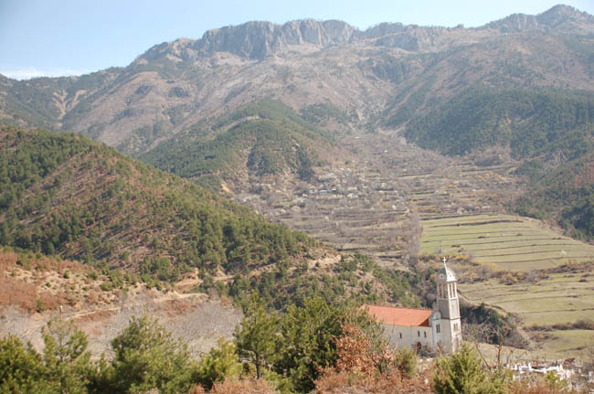 MIRDITE/Një fshat në panik, 15 shtëpi rrethohen nga zjarri