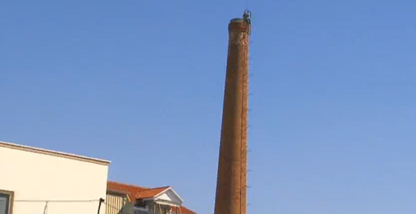 EMRI/Një person kërcënon me vetëvrasje nga oxhaku i Laprakës