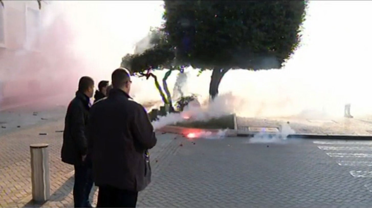 VIDEO/ 21 Janari, protestuesit e AK përplasen me Policinë para kryeministrisë