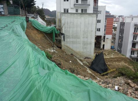Tiranë, një pallat rrezikon shembjen. Shkak gërmimet e një firme ndërtimi