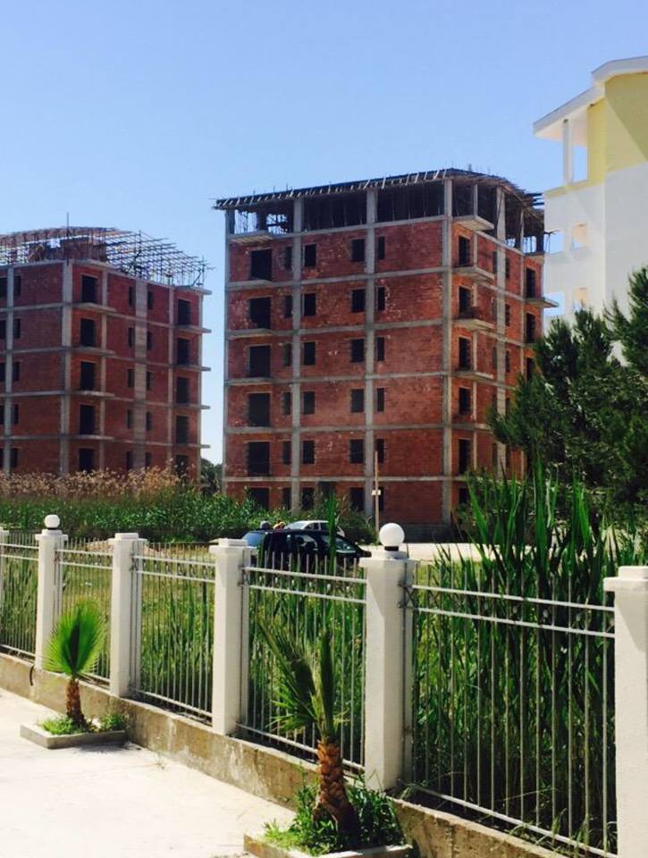 FOTO/Pallatet e Roshit dhe Dajës pa leje