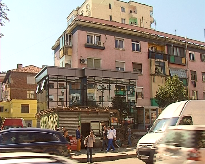 Tre kate pa leje, pronarja dhe inxhinieri shkojnë në burg