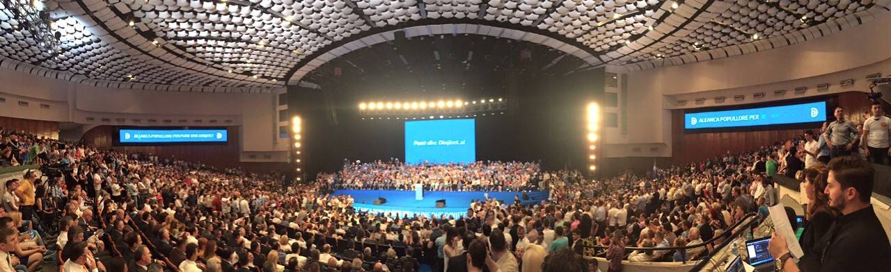 Kosova, Alibeaj dhe Duma marrin ovacione të gjata nga salla e Kongreseve