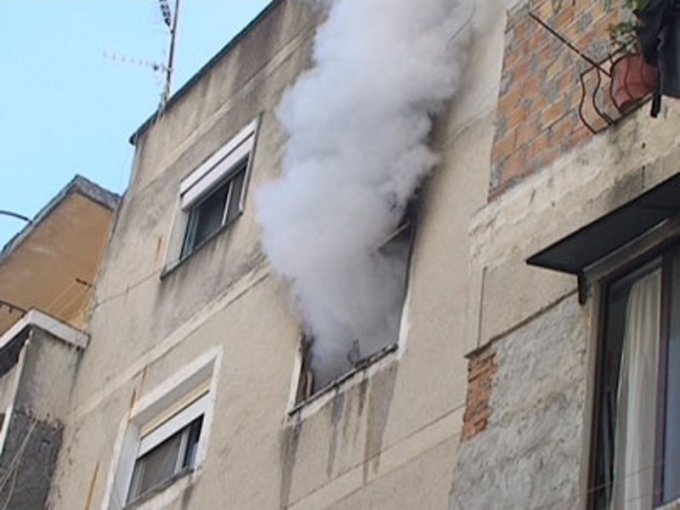 Zjarr në një pallat tek Parku i Autobusëve