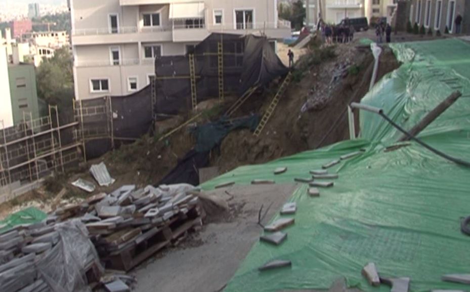 PLANI I SHPETIMIT/Pallati në shembje në Selitë, gropa u hap pa kolona mbajtëse