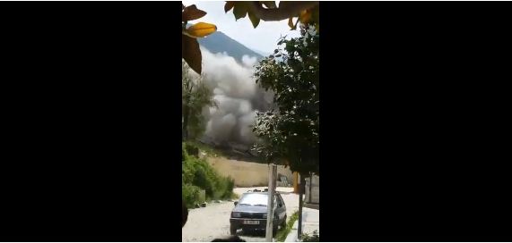 VIDEO/ Shembet pallati 5-katësh në Vlorë