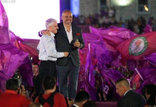 Ironia e Majkos: Rama po e drejton partinë, në mënyrë perfektë, shkëlqyeshëm, yll fare…