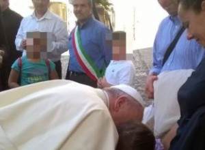 Papa Francesko takon nënën e Ismaelit, përqafimi ngushëllues i Atit të Shenjtë