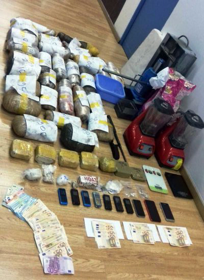 FOTO/ Athinë, policia greke pranga 3 shqiptarëve, ju gjen kokainë, heroinë dhe euro në banesë