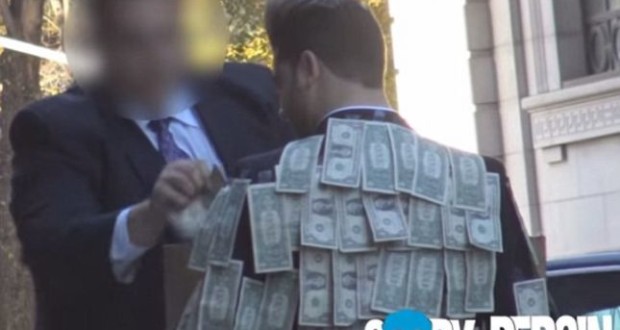 VIDEO/ I riu ofron para në rrugë, rezultati: Ai që ka më shumë, merr më shumë