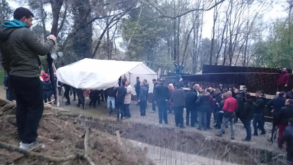 VIDEO/Policia bashkiake shkatërron çadrat e protestuesve te Parku