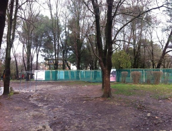 Parku i Liqenit, Erion Veliaj dje fliste për 3 mijë pemë, Arbina Mazniku sot flet për kënd lojërash