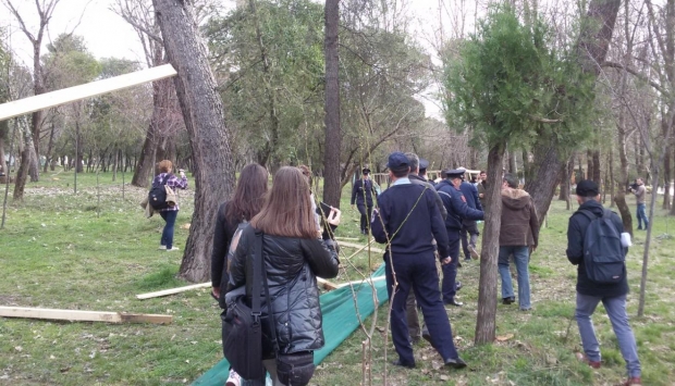FOTO/ Tension te Parku Liqenit, qytetarët përplasen me policinë dhe prishin gardhin e Veliajt