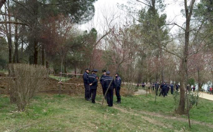 “Adopto një çadër”, protestë te Parku i Liqenit kundër këndit të lojërave