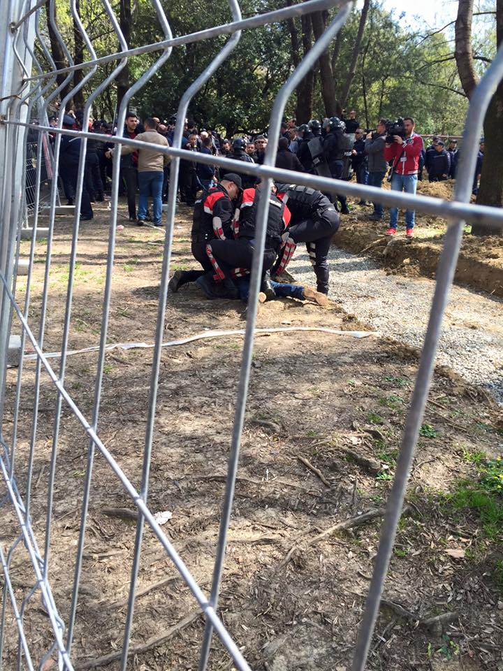 FOTO/Tensionohet protesta te Parku, policia godet Palokën, Boden, Ollin…